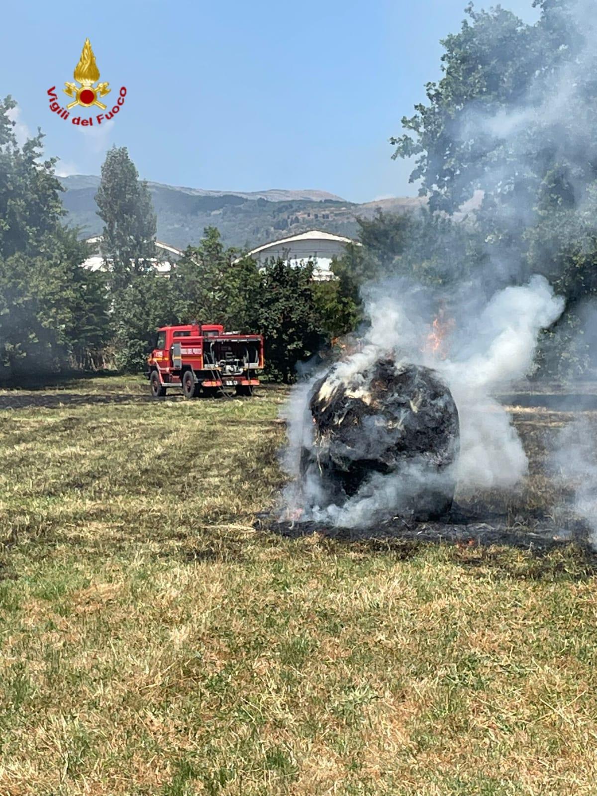 Incendi a Vaiano e Prato, vegetazione in fiamme Incendi a Vaiano e Prato, vegetazione in fiamme