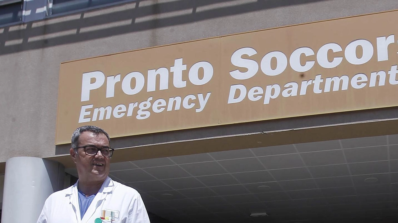 Il dg del Policlinico Barretta: "Nelle casse dell’azienda 350mila euro l’anno per le prestazioni sanitarie al pronto soccorso per i turisti. La giunta toscana pensa a meccanismi per pagamenti obbligatori". Il dg del Policlinico Barretta: "Nelle casse dell’azienda 350mila euro l’anno per le prestazioni sanitarie al pronto soccorso per i turisti. La giunta toscana pensa a meccanismi per pagamenti obbligatori".