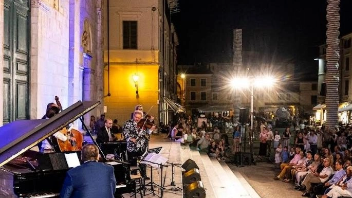 Torna ad animarsi di grande musica il cinquecentesco Chiostro di Sant’Agostino grazie alla XIX edizione di Pietrasanta in Concerto Torna ad animarsi di grande musica il cinquecentesco Chiostro di Sant’Agostino grazie alla XIX edizione di Pietrasanta in Concerto