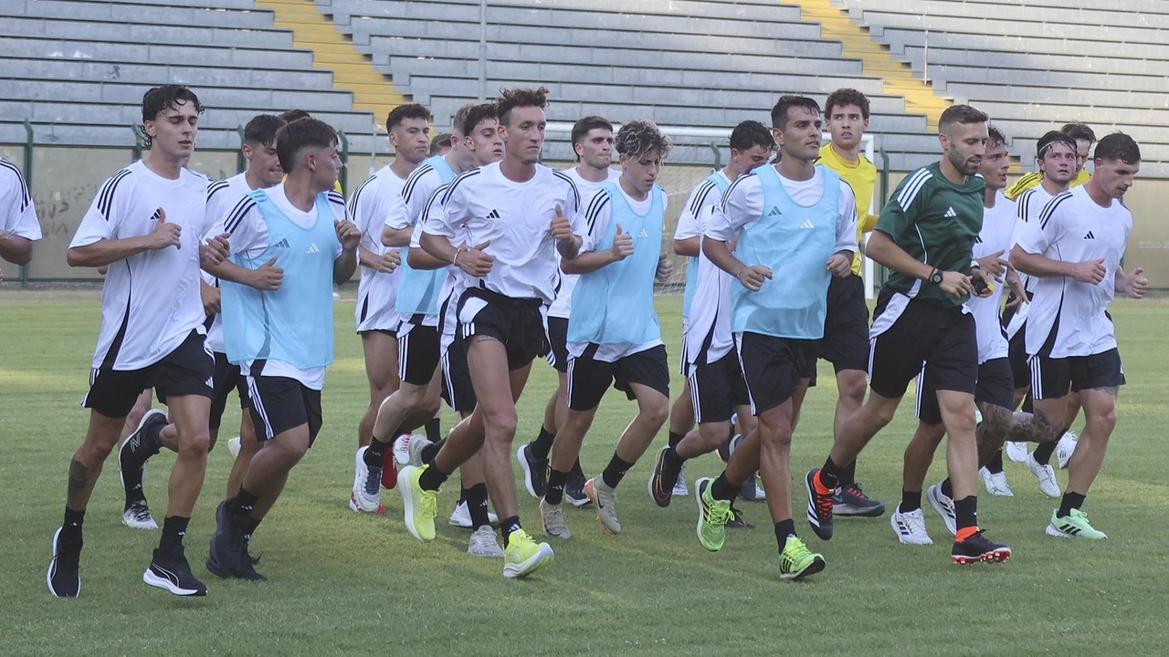 Il gruppo dei bianconeri di corsa sull’erba del ‘Franchi’. Ieri pomeriggio la prima seduta di allenamento della nuova Robur Il gruppo dei bianconeri di corsa sull’erba del ‘Franchi’. Ieri pomeriggio la prima seduta di allenamento della nuova Robur