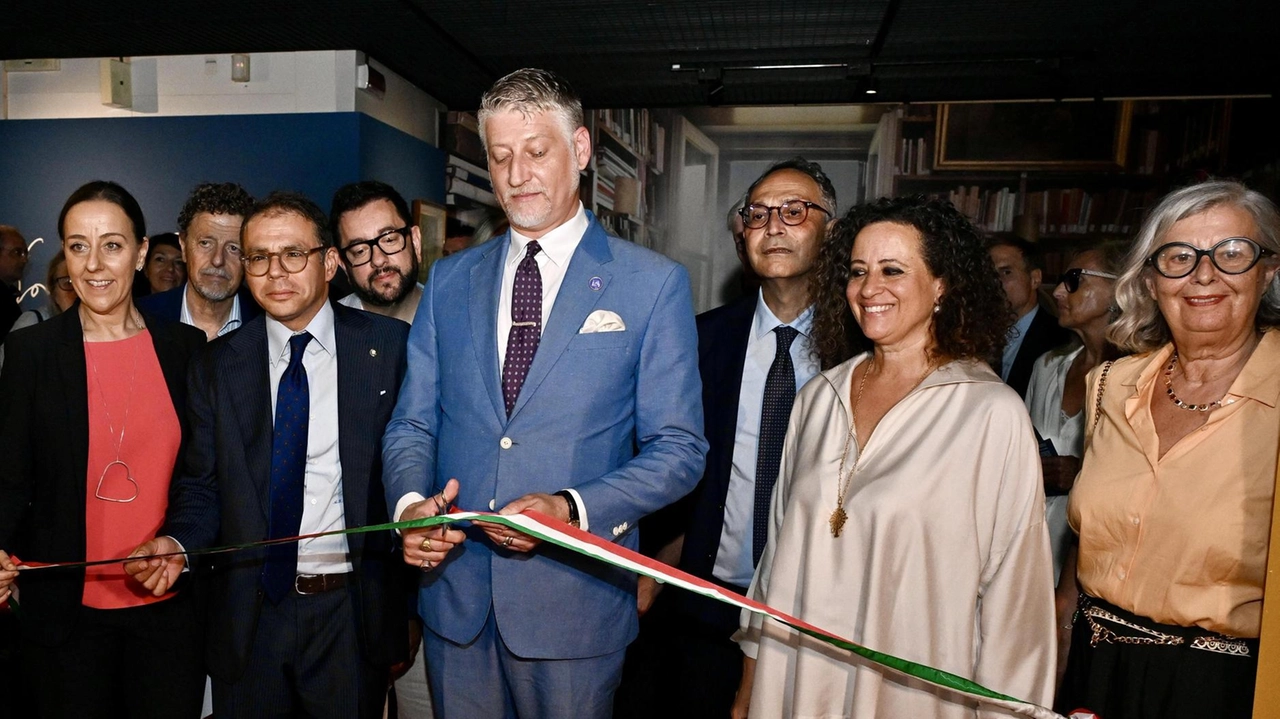 Il numero uno del Mic agli Uffizi e alla mostra per i 100 anni dello statista "Viva il nuovo skyline di Firenze". Ma con la sindaca nessuna parola. Poi la frecciatina a Giani: "Questa è la stretta di mano del Minculpop". Il numero uno del Mic agli Uffizi e alla mostra per i 100 anni dello statista "Viva il nuovo skyline di Firenze". Ma con la sindaca nessuna parola. Poi la frecciatina a Giani: "Questa è la stretta di mano del Minculpop".