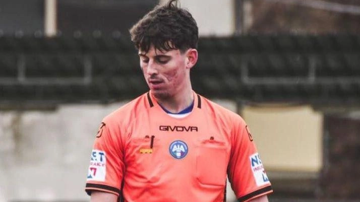 Simone Petrelli, il diciottenne arbitro della sezione di Arezzo aggredito domenica allo stadio Simone Petrelli, il diciottenne arbitro della sezione di Arezzo aggredito domenica allo stadio