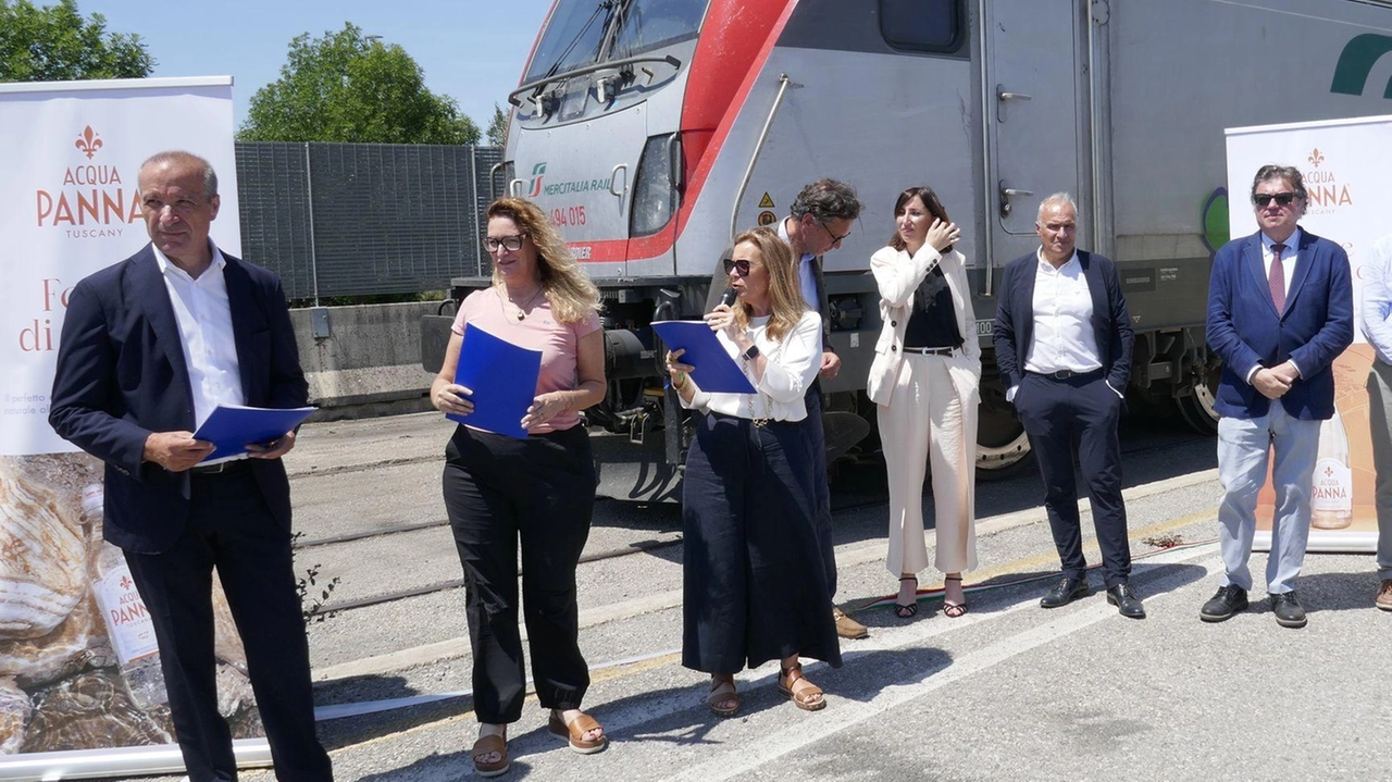 Il treno per l’acqua Panna. Nel tondo vagone carico di San Bernardo Il treno per l’acqua Panna. Nel tondo vagone carico di San Bernardo