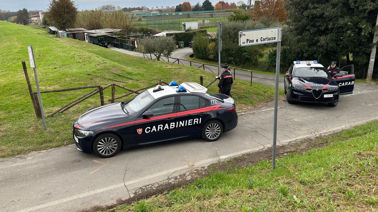 I carabinieri nel punto dove i due ragazzi hanno divelto la staccionata