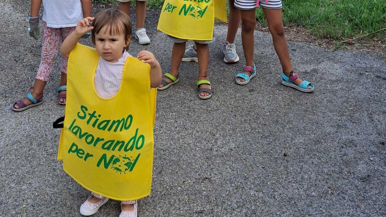 Bella iniziativa dei bambini che abitano in zona accompagnati dai genitori