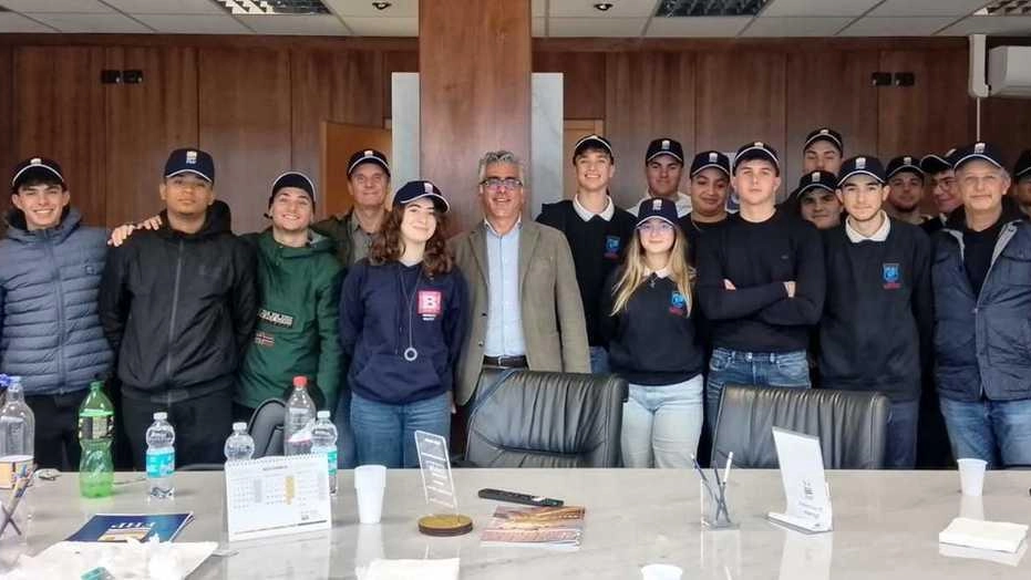Gli studenti di IV e V dell’istituto Fiorillo all’interno del gruppo Fhp nell’ambito del progetto ’Entriamo in azienda’ Gli studenti di IV e V dell’istituto Fiorillo all’interno del gruppo Fhp nell’ambito del progetto ’Entriamo in azienda’