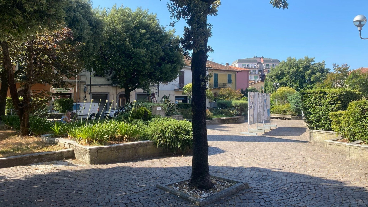 Intervenire per riqualificare la piazza è ritenuto necessario ma non convince il progetto di sistemazione elaborato dalla giunta Intervenire per riqualificare la piazza è ritenuto necessario ma non convince il progetto di sistemazione elaborato dalla giunta