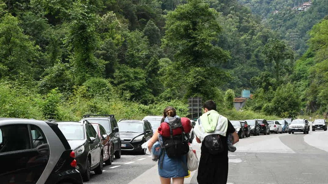 La fila di auto parcheggiate lungo via Bassa Tambura in prossimità della deviazione per Guadine, Gronda e Resceto La fila di auto parcheggiate lungo via Bassa Tambura in prossimità della deviazione per Guadine, Gronda e Resceto