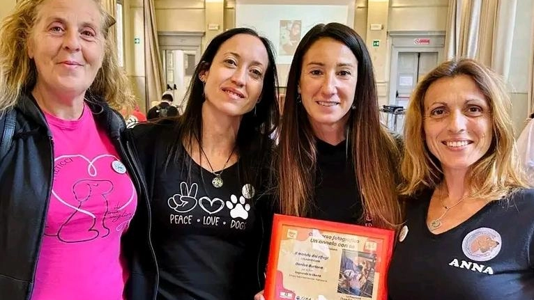 Anche la giuria si è commossa di fronte alla foto di Lola, dolce cagnolina che "Nati Liberi" ha salvato da... Anche la giuria si è commossa di fronte alla foto di Lola, dolce cagnolina che "Nati Liberi" ha salvato da...