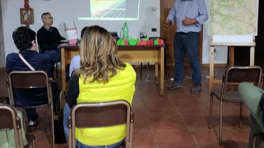 Assemblea a Spedalino per presentare la Comunità energetica rinnovabile Agliana-Salceto, che promuove l'uso di energia solare locale. Residenti interessati a installare pannelli fotovoltaici per ridurre costi energetici e favorire la transizione ecologica. Progetto in crescita, con obiettivo di coinvolgere più comuni entro il 2025. Ulteriori dettagli su Facebook e via email. Assemblea a Spedalino per presentare la Comunità energetica rinnovabile Agliana-Salceto, che promuove l'uso di energia solare locale. Residenti interessati a installare pannelli fotovoltaici per ridurre costi energetici e favorire la transizione ecologica. Progetto in crescita, con obiettivo di coinvolgere più comuni entro il 2025. Ulteriori dettagli su Facebook e via email.