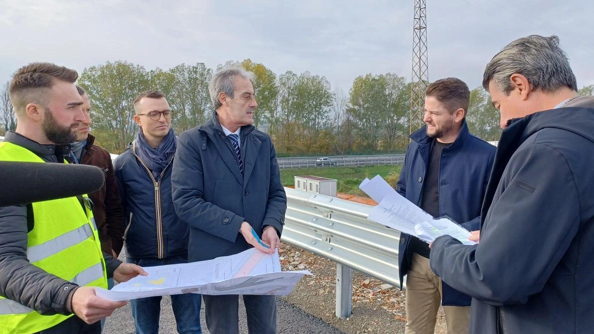 Il sindaco Chienni e l’assessore Baccelli nella zona del Ponte dell’Arno(foto archivio)