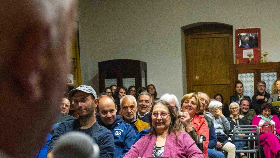 Tantissime persone hanno assiepato, fino all’inverosimile, la sala parrocchiale di Fornoli per l’ultimo appuntamento de “I giovedì letterari“