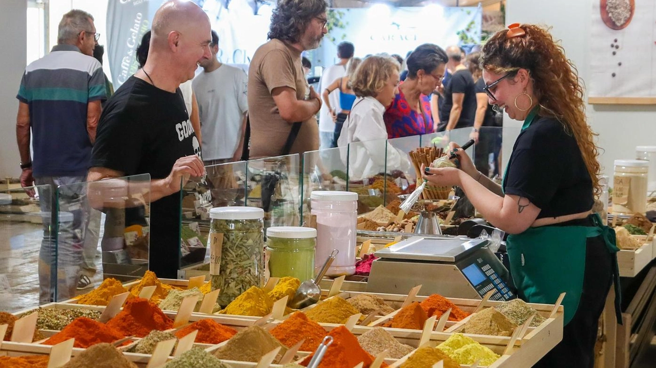 Acquisti in uno stand della Fiera di Scandicci. Tutto pronto per la nuova edizione Acquisti in uno stand della Fiera di Scandicci. Tutto pronto per la nuova edizione