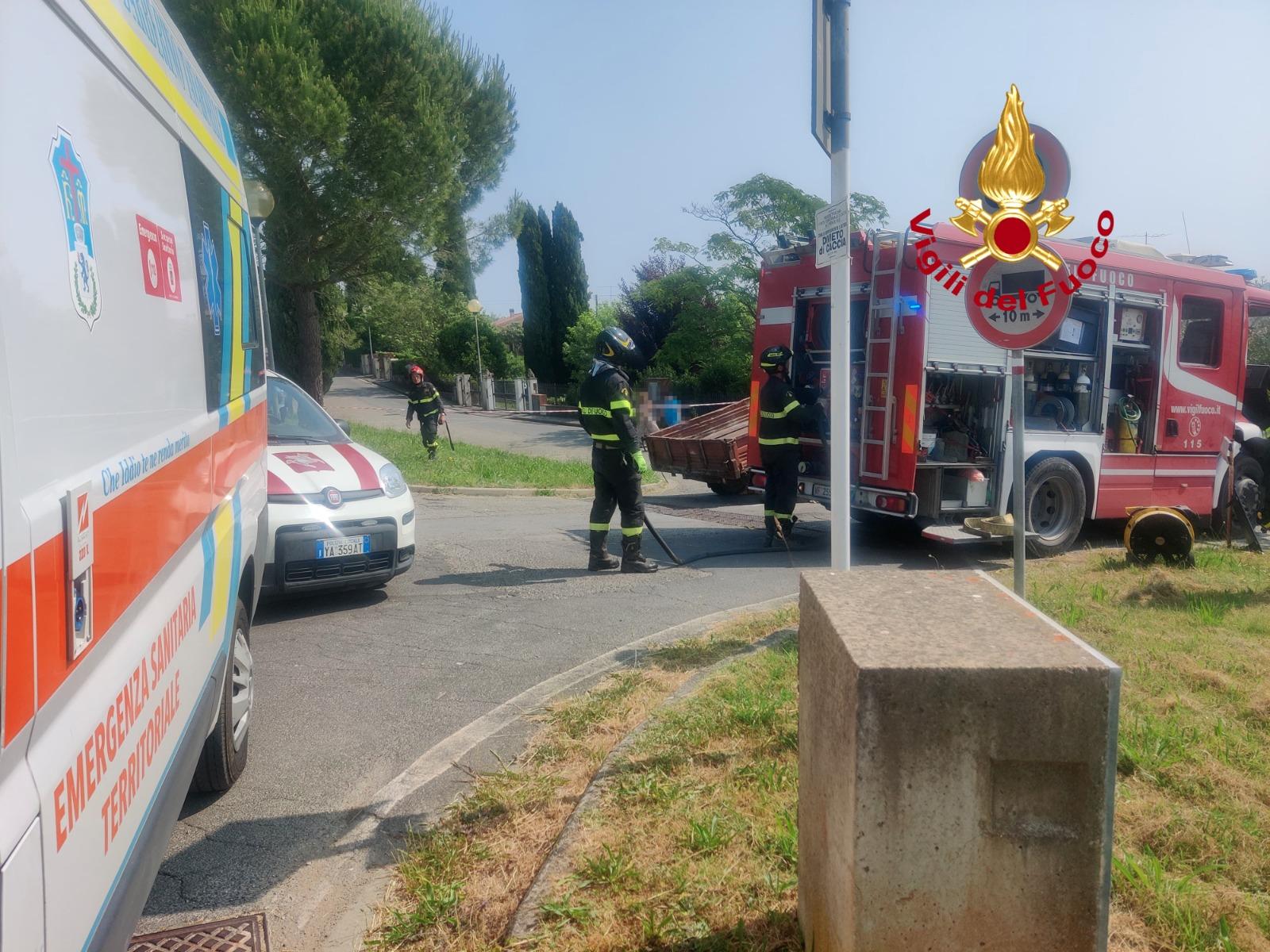 si ribalta in strada con il trattore agricoltore muore schiacciato a san casciano