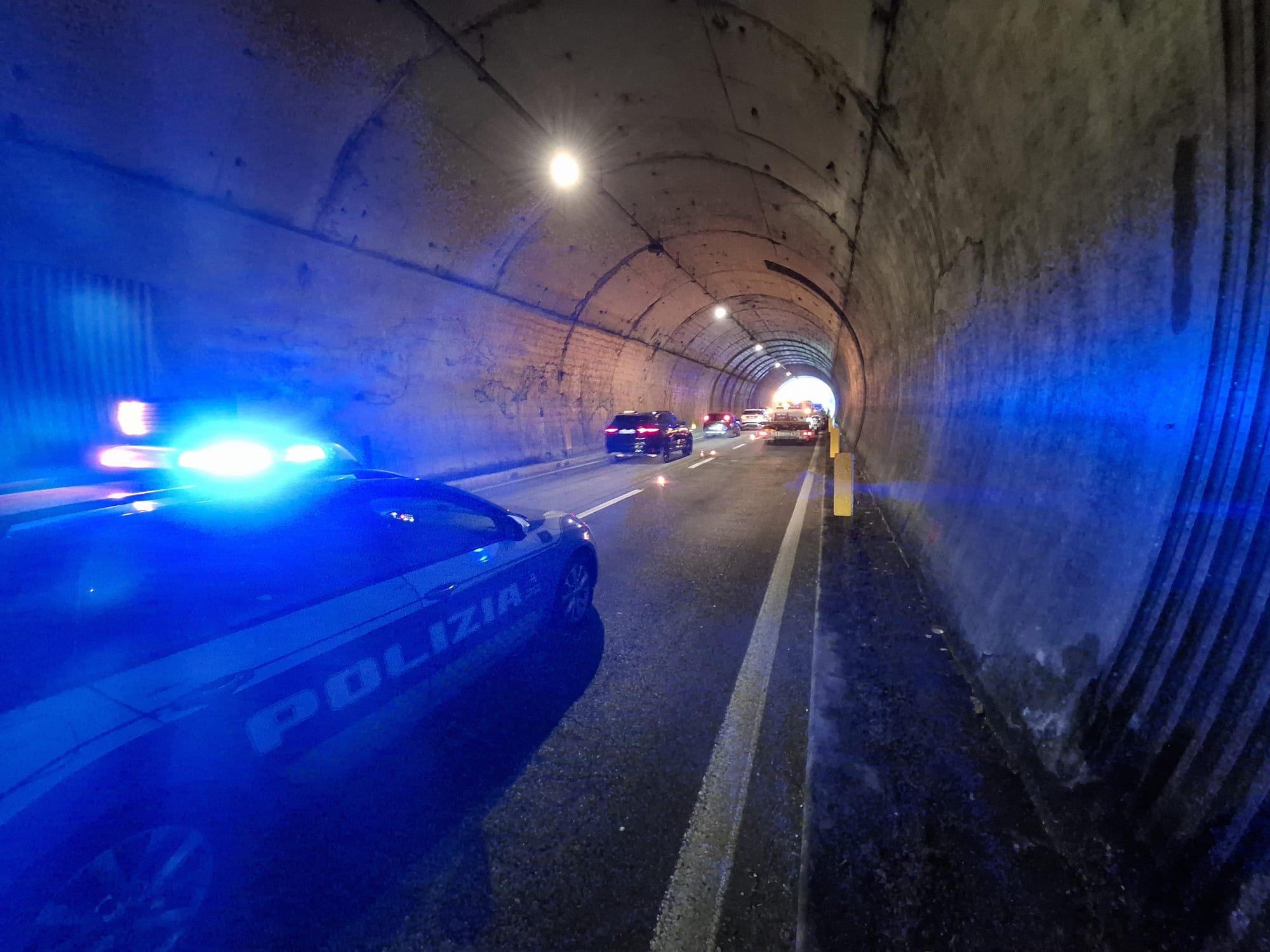 Incidente in galleria sull’Autopalio, tre auto coinvolte. Lunghe code verso Firenze Incidente in galleria sull’Autopalio, tre auto coinvolte. Lunghe code verso Firenze