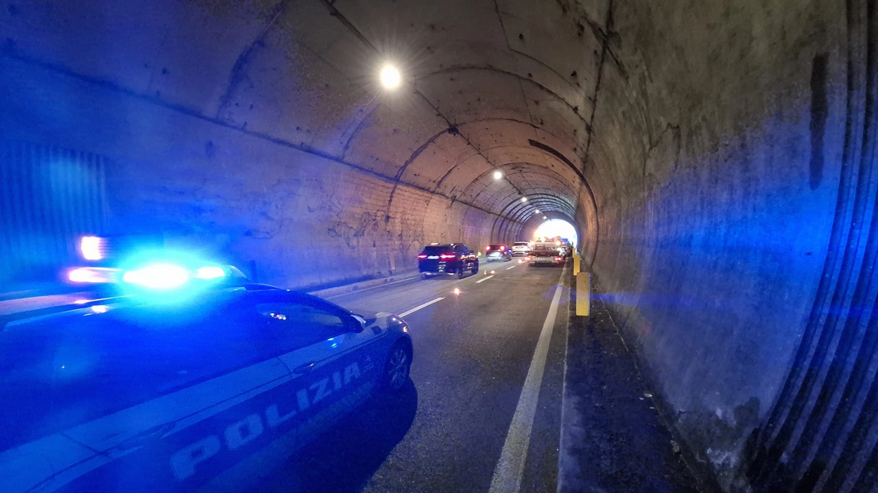 La polizia stradale in galleria a San Casciano Val di Pesa durante gli interventi di soccorso per l'incidente accaduto domenica 25 maggio (Taddei / Fotocronache Germogli) La polizia stradale in galleria a San Casciano Val di Pesa durante gli interventi di soccorso per l'incidente accaduto domenica 25 maggio (Taddei / Fotocronache Germogli)