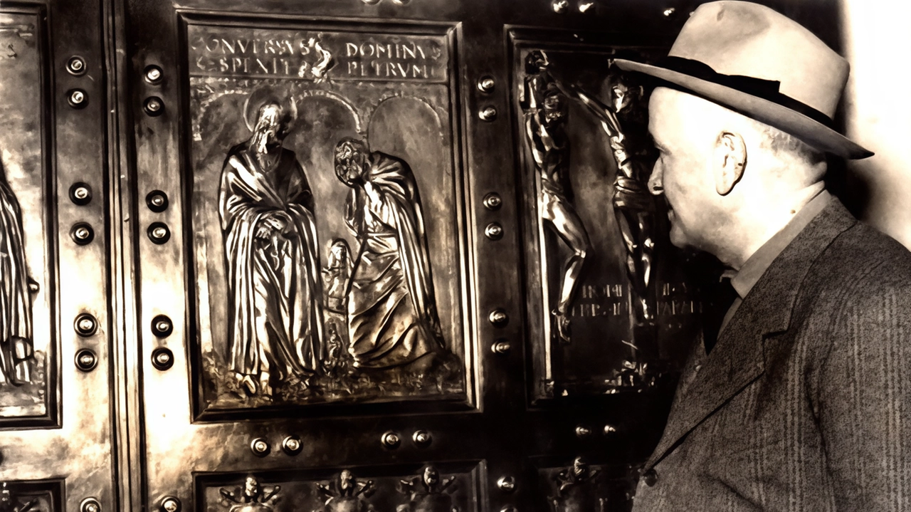 Lo scultore Vico Consorti di origine maremanna e senese di adozione deisegno nel 1950 la Porta Santa Lo scultore Vico Consorti di origine maremanna e senese di adozione deisegno nel 1950 la Porta Santa