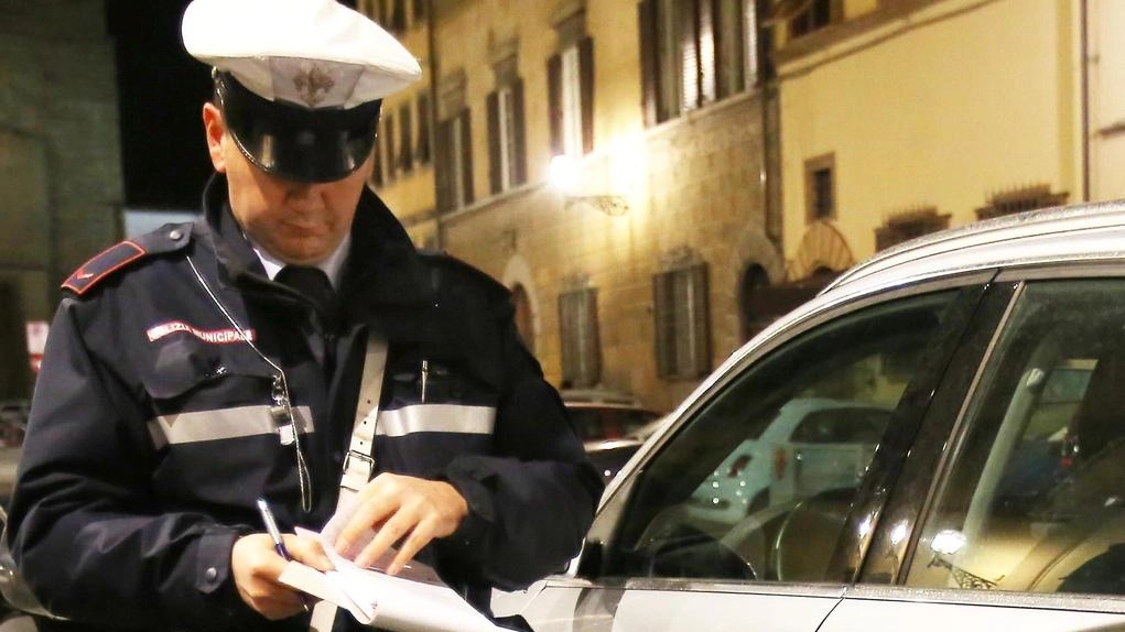 Controlli e multe dei vigili contro la sosta selvaggia nelle cinque Zcs di Firenze Senza Pass arriva la sanzione