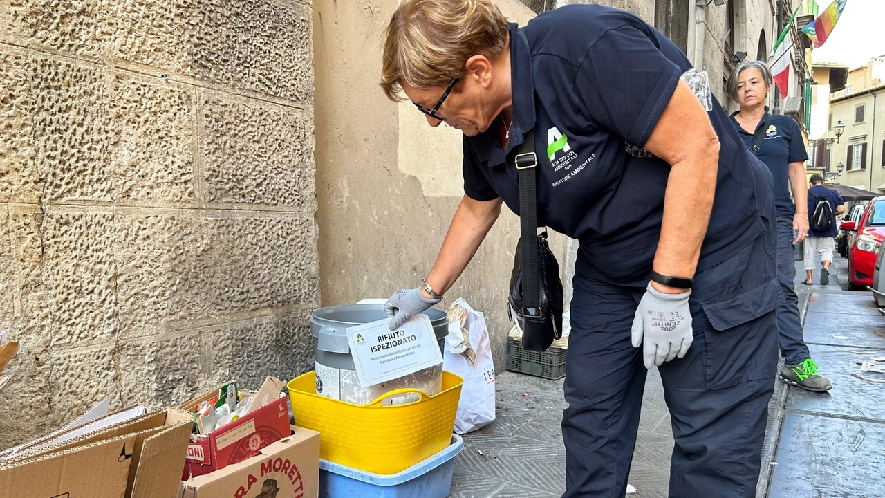 Abbandonano rifiuti in strada, denunciati grazie alle fototrappole
