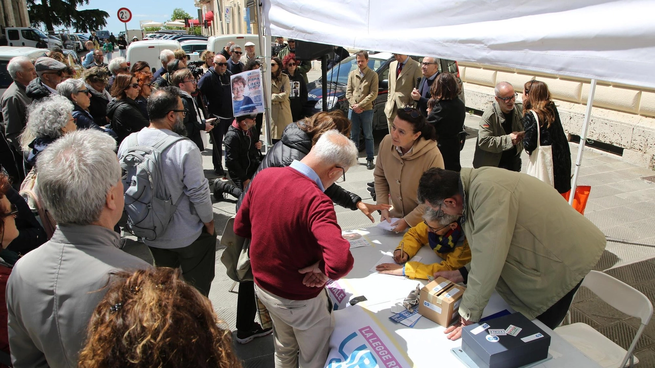 Il gazebo in piazza Italia per la raccolta delle firme