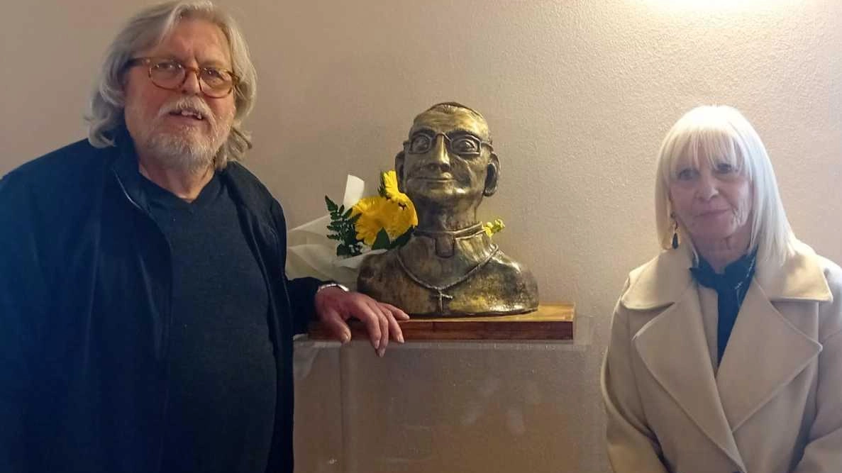 Paolo Grigò e Stefania Maffei con il busto del vescovo Vasco Giuseppe Bertelli