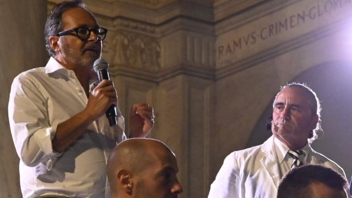 L’intervento del sindaco Francesco Persiani alla presentazione alla città della Massese Calcio l’altra sera davanti al Duomo. Ha promesso il supporto del Comune (foto Nizza) L’intervento del sindaco Francesco Persiani alla presentazione alla città della Massese Calcio l’altra sera davanti al Duomo. Ha promesso il supporto del Comune (foto Nizza)