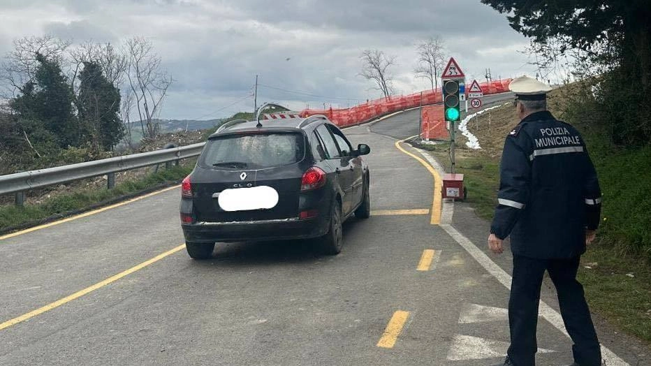 Qualcosa si muove per la strada statale 68 recentemente interrotta a causa di una frana. Per adesso l’arteria è stata riaperta con. la modalità del senso unico alternato con un semaforo che regolerà il traffico