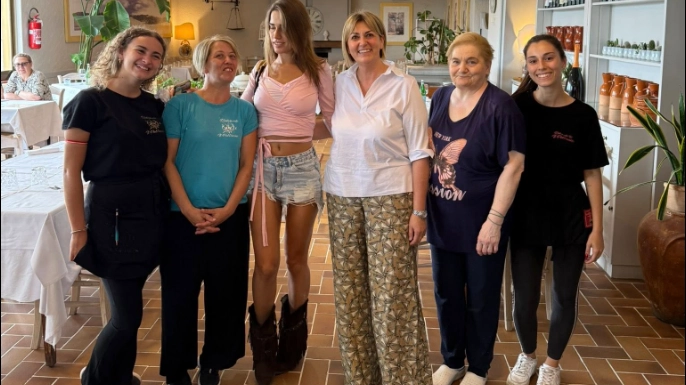 Clara con lo staff del ristorante ''Il Pettirosso''