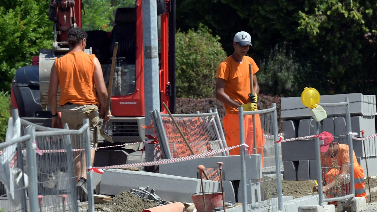 Partiti i lavori per la rotonda in via Moro Partiti i lavori per la rotonda in via Moro