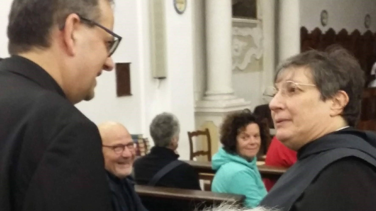L’arcivescovo, il cardinale Augusto Paolo Lojudice, nel primo incontro con la badessa Roberta Lanfredini, nata a Poggibonsie e laureata in Medicina e Teologia L’arcivescovo, il cardinale Augusto Paolo Lojudice, nel primo incontro con la badessa Roberta Lanfredini, nata a Poggibonsie e laureata in Medicina e Teologia