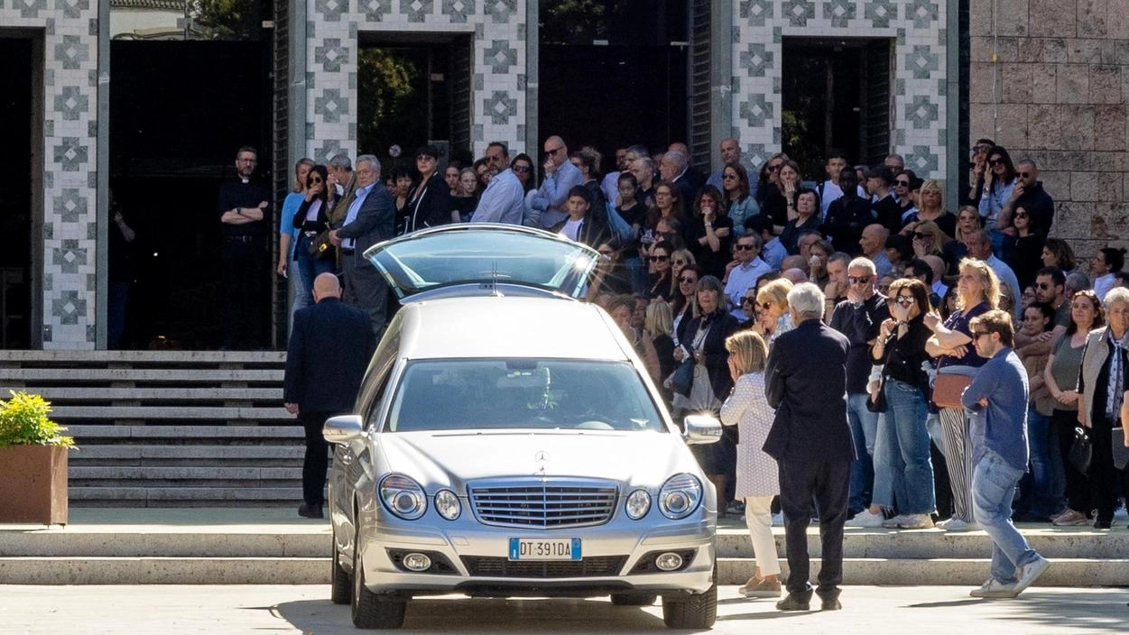 L’ultimo saluto a Simona Musco. Commozione e lacrime in Basilica