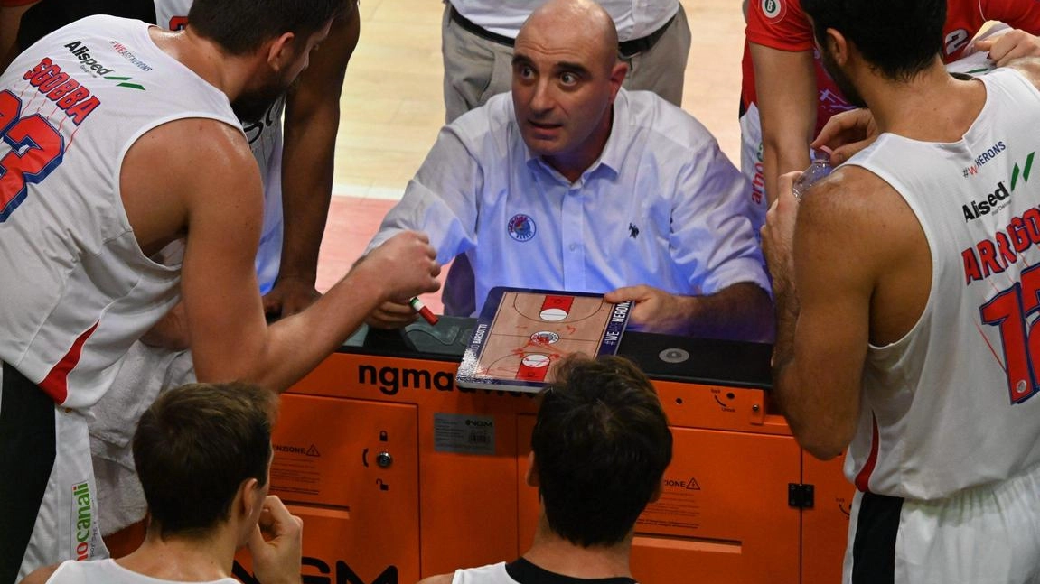 In foto i ragazzi della Sporting Club Montecatini Herons insieme al coach Besotti durante un time out di un match di questa stagione di serie B nazionale In foto i ragazzi della Sporting Club Montecatini Herons insieme al coach Besotti durante un time out di un match di questa stagione di serie B nazionale
