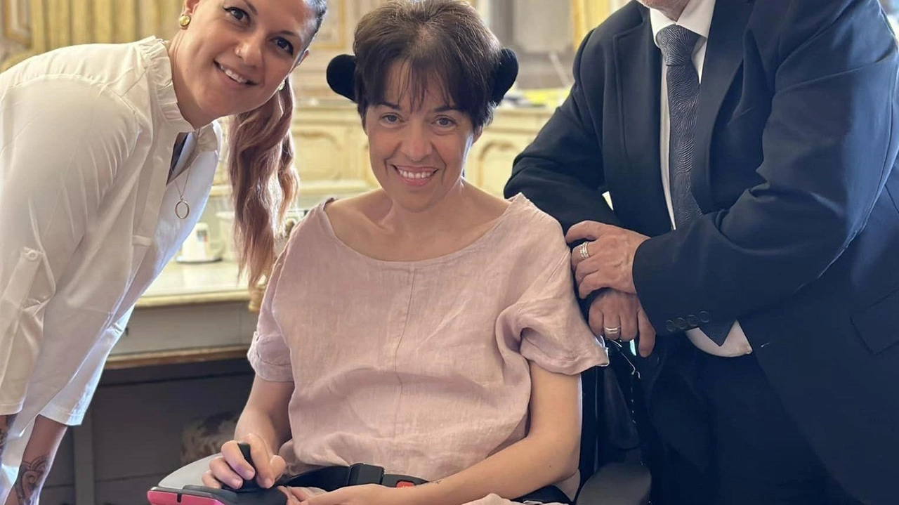 La Pontificia Accademia per la Vita ribadisce il no della Chiesa all'eutanasia, suscitando la critica di Laura Santi, affetta da sclerosi multipla, che chiede autonomia nella decisione sul fine vita. La Pontificia Accademia per la Vita ribadisce il no della Chiesa all'eutanasia, suscitando la critica di Laura Santi, affetta da sclerosi multipla, che chiede autonomia nella decisione sul fine vita.