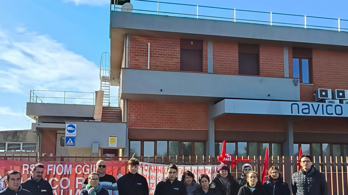 I lavoratori della Navico davanti alla sede dell’azienda a Montagnana