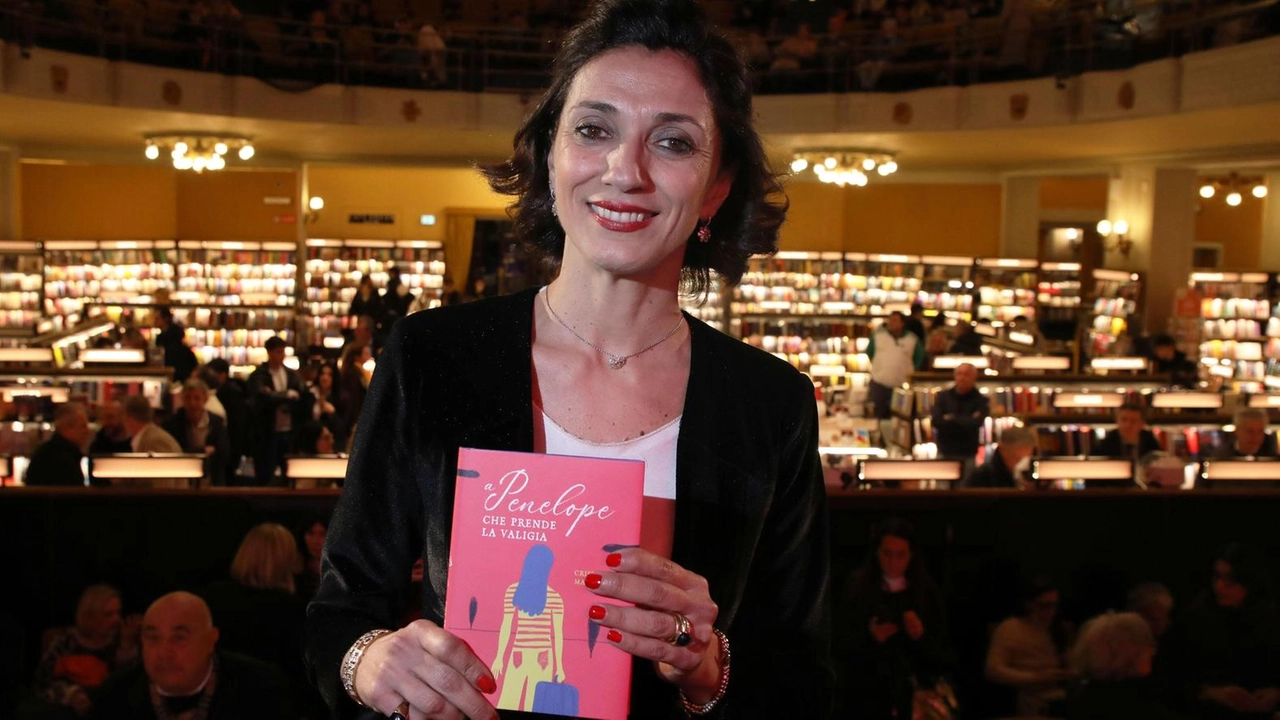 Tanta gente alla presentazione martedì sera del libro di Cristina Manetti. I valori e le parole fondamentali. Sul palco anche Giulia Mazzoni e Letizia Fuochi .