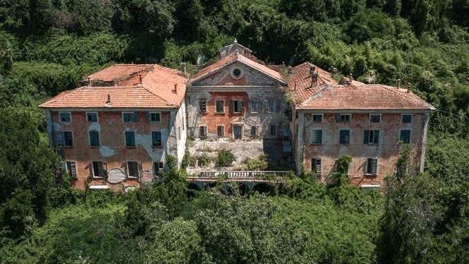 Un’immagine di Villa Massoni alle porte di Massa. Da anni l’immobile, che appartiene ai Casonato, è in pieno degrado Un’immagine di Villa Massoni alle porte di Massa. Da anni l’immobile, che appartiene ai Casonato, è in pieno degrado