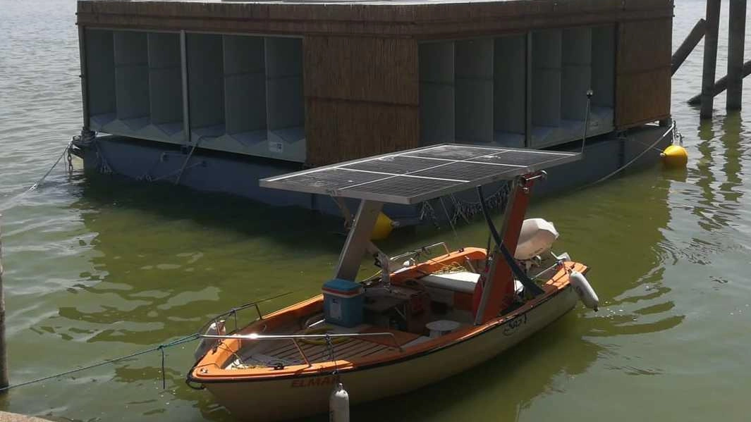 A Castiglione del Lago è stata varata IsolaB, una zattera galleggiante a zero emissioni per il controllo dei Chironomidi nel Lago Trasimeno, finanziata con fondi Pnrr e dalla Fondazione Cucinelli. A Castiglione del Lago è stata varata IsolaB, una zattera galleggiante a zero emissioni per il controllo dei Chironomidi nel Lago Trasimeno, finanziata con fondi Pnrr e dalla Fondazione Cucinelli.