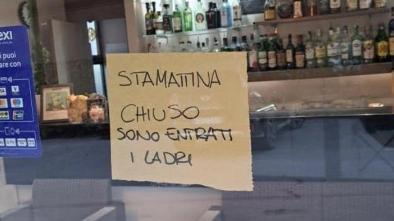 Il cartello affisso ieri al bar «Argentona» dopo il furto e i danni subìti mercoledì notte Fatti analoghi sono avvenuti in molte case