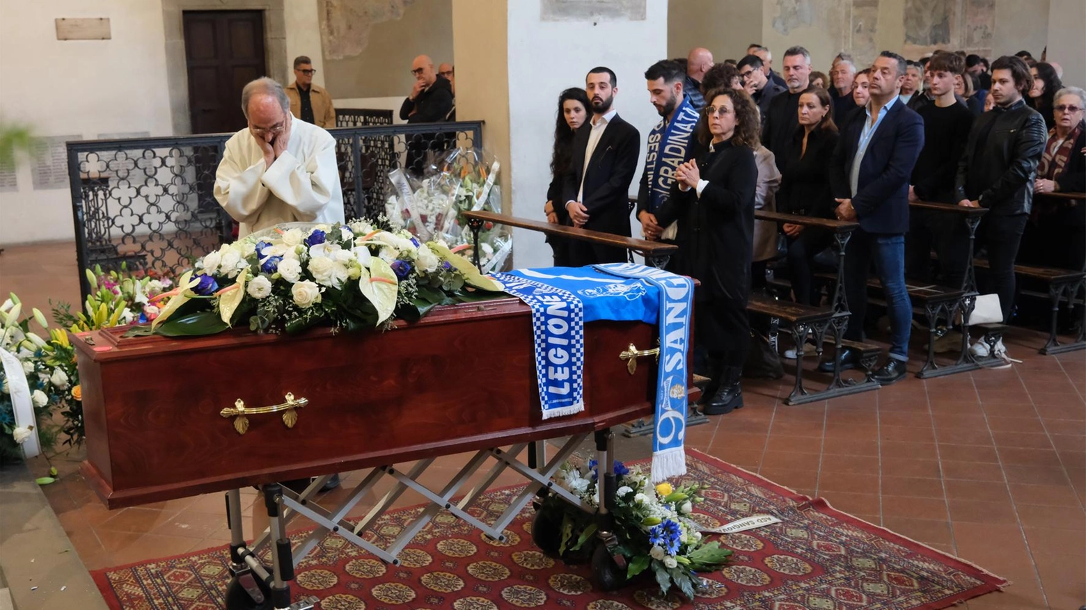 Folla per l’addio a Marco Merli: "La Sangio, il suo eterno amore"