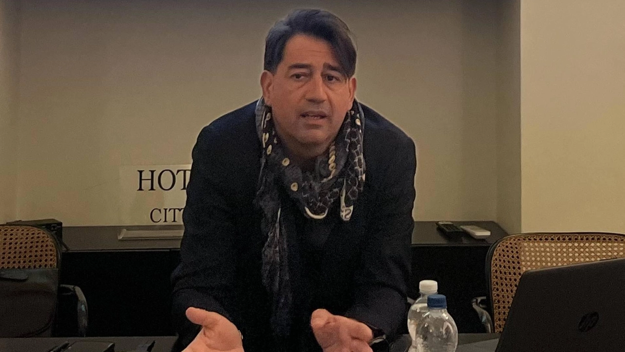 Davide Pecorelli, assurto alle cronache come il «naufrago di Montecristo», durante la conferenza. stampa a Città di Castello