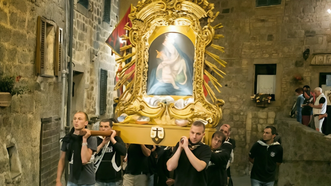 Nella foto di Gabriele Forti, un’immagine della processione per il corteo storico della Madonna di San Pietro a Piancastagnaio Nella foto di Gabriele Forti, un’immagine della processione per il corteo storico della Madonna di San Pietro a Piancastagnaio