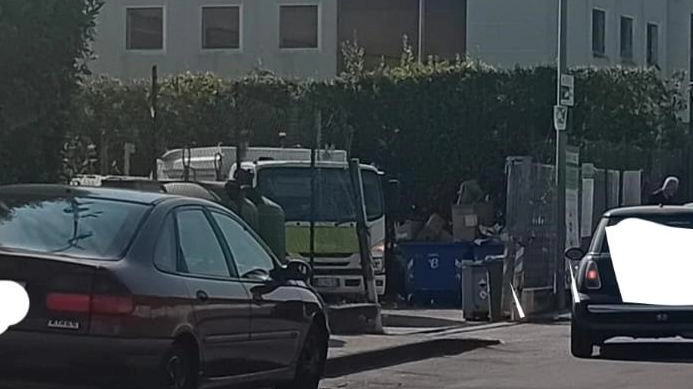 Il consigliere comunale Emanuele Tommasi segnala sovraffollamento al centro di raccolta rifiuti di via delle Ciocche, dovuto all'afflusso massiccio di utenti. Propone soluzioni come potenziare il centro o creare uno nuovo a Forte dei Marmi per evitare disagi e abbandoni illegali. Il consigliere comunale Emanuele Tommasi segnala sovraffollamento al centro di raccolta rifiuti di via delle Ciocche, dovuto all'afflusso massiccio di utenti. Propone soluzioni come potenziare il centro o creare uno nuovo a Forte dei Marmi per evitare disagi e abbandoni illegali.