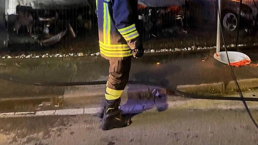 Qui a fianco l’intervento ieri notte dei vigili del fuoco per spegnere il rogo e sotto le carcasse delle auto incendiate e il cartello stradale danneggiato Qui a fianco l’intervento ieri notte dei vigili del fuoco per spegnere il rogo e sotto le carcasse delle auto incendiate e il cartello stradale danneggiato