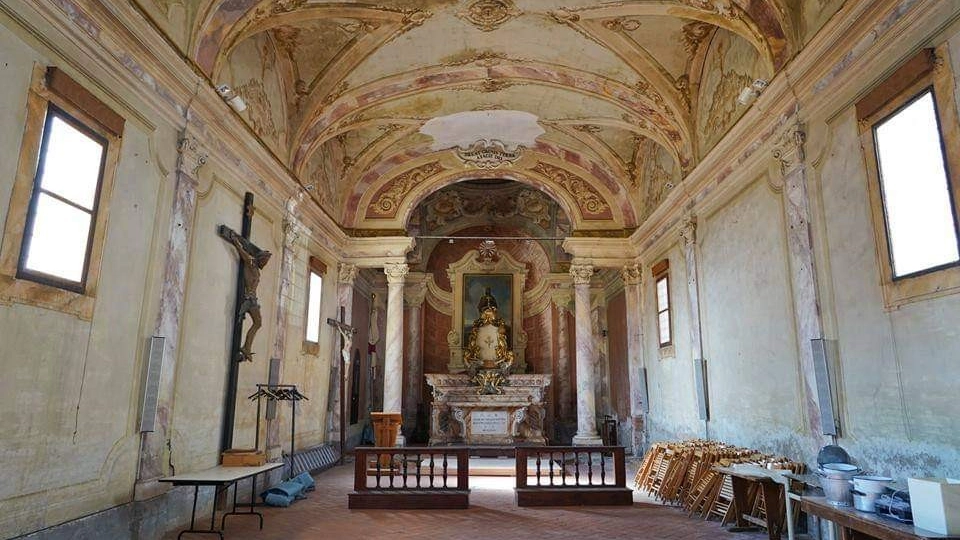 L’interno della chiesa di San Michele a Carmignano. Nel tondo, la Visitazione del Pontormo L’interno della chiesa di San Michele a Carmignano. Nel tondo, la Visitazione del Pontormo
