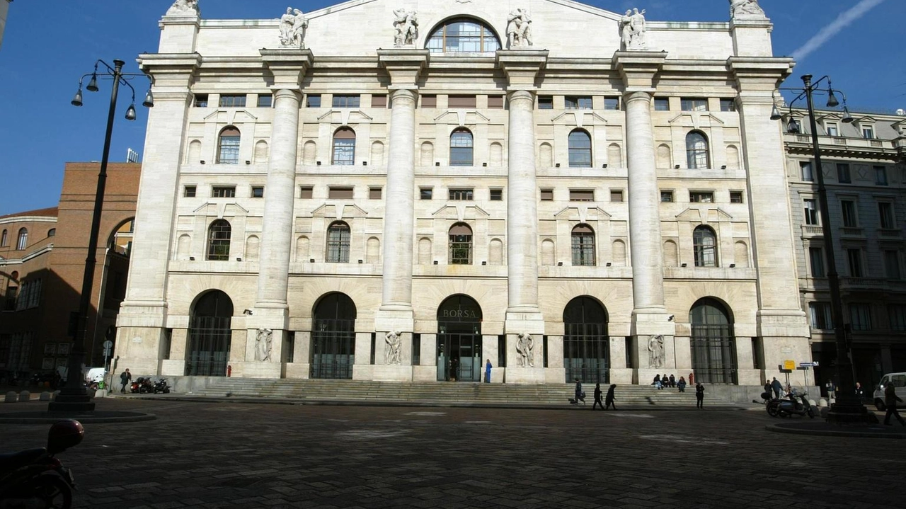 Bene le banche. Sotto pressione Amplifon, vendite su Stellantis