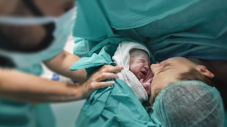 Il contatto ‘pelle a pelle’ proposto anche alle mamme che partoriscono col cesareo Il contatto ‘pelle a pelle’ proposto anche alle mamme che partoriscono col cesareo
