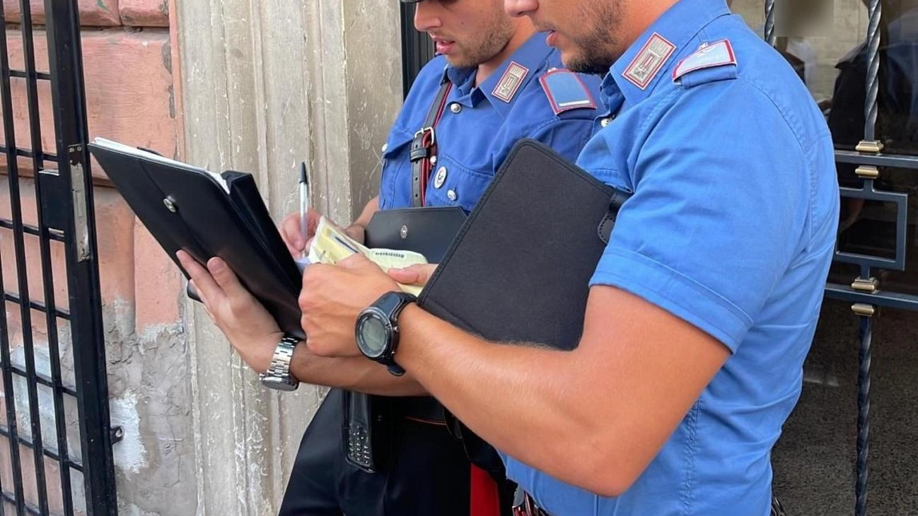 Due carabinieri in borghese di Pisa e Livorno arrestano un 28enne algerino per rapina e resistenza a Firenze, salvando una turista turca.
