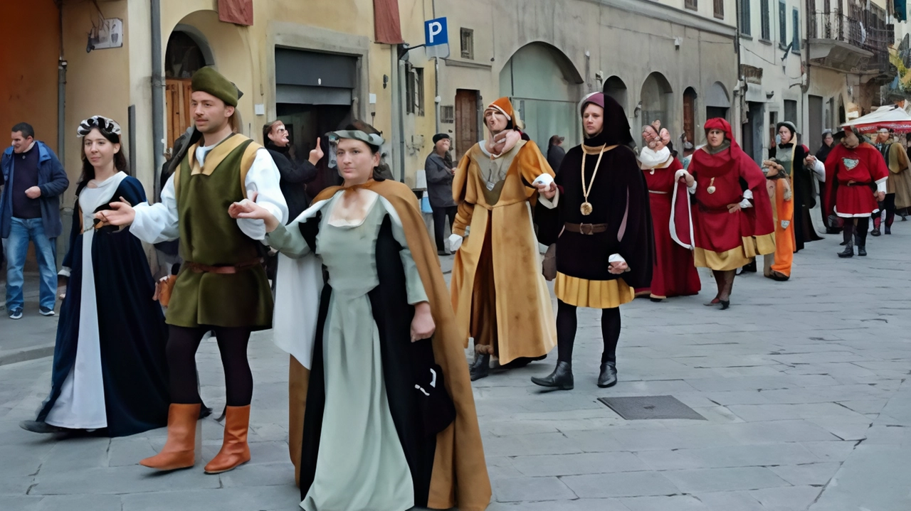 Il corteo dei figuranti della Festa della Toscana per le strade di Montevarchi Il corteo dei figuranti della Festa della Toscana per le strade di Montevarchi