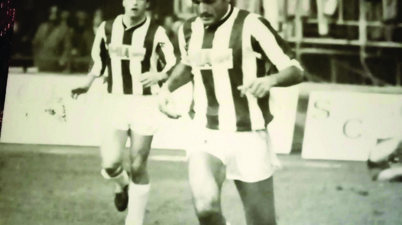 Luciano Spalletti con la maglia del Viareggio indossata in Serie C2 nel 1990-91 Luciano Spalletti con la maglia del Viareggio indossata in Serie C2 nel 1990-91