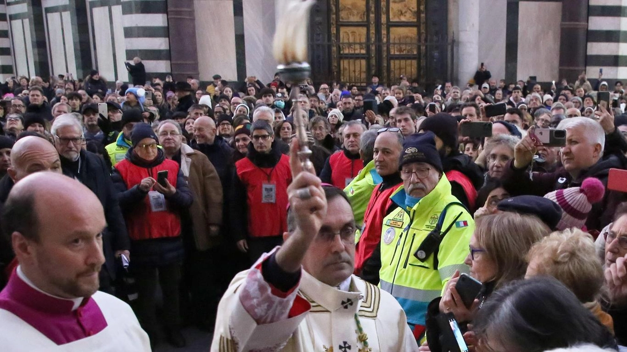 Monsignor Gherardo Gambelli benedice la folla durante i riti di apertura del Giubileo nella diocesi di speranza. Alla processione dalla Santissima Annunziata e alla Messa in Duomo hanno partecipato migliaia di persone Monsignor Gherardo Gambelli benedice la folla durante i riti di apertura del Giubileo nella diocesi di speranza. Alla processione dalla Santissima Annunziata e alla Messa in Duomo hanno partecipato migliaia di persone